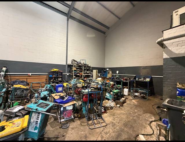 302M² WAREHOUSE TO LET IN STIKLAND INDUSTRIAL